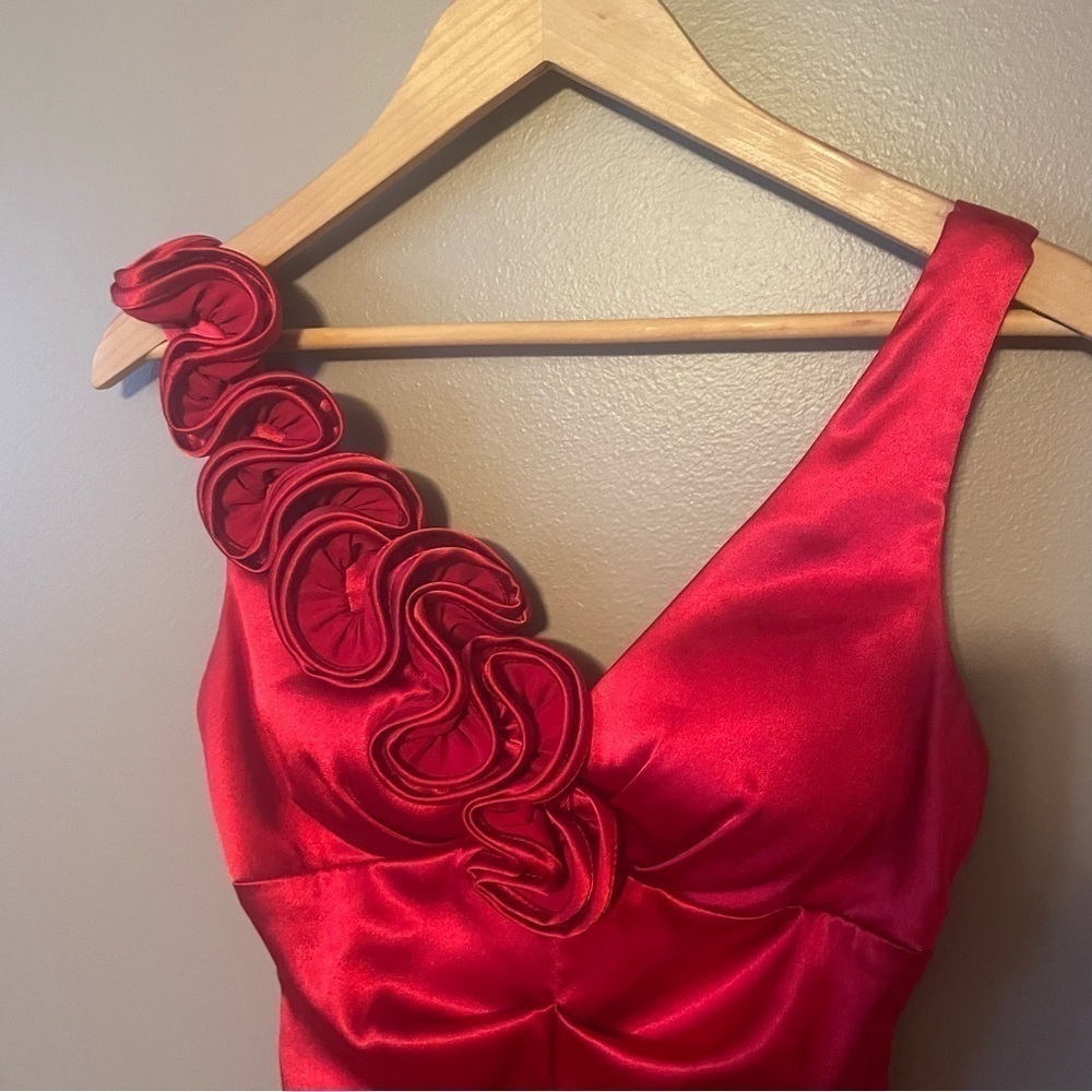 Xscape Red Satin Ruched Rosette Shoulder Midi Dress Size Small/4 - Picture 7 of 13